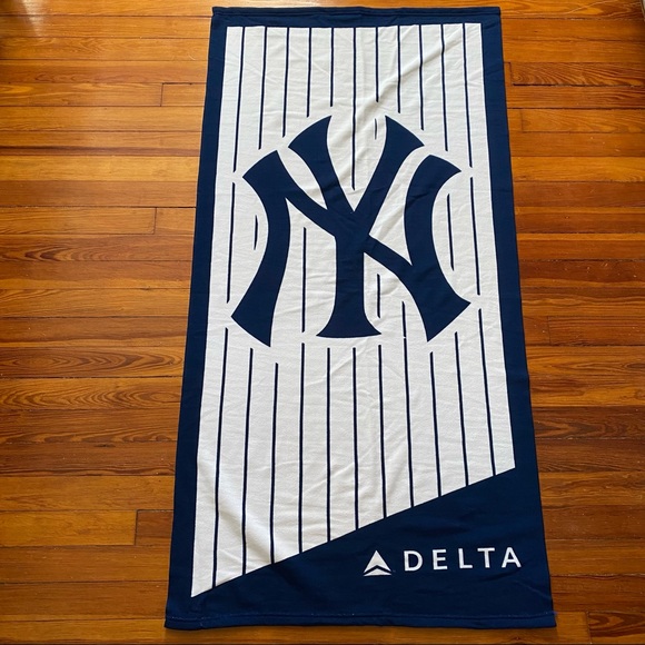 New York Yankees Beach Towel NWOT - Picture 2 of 3